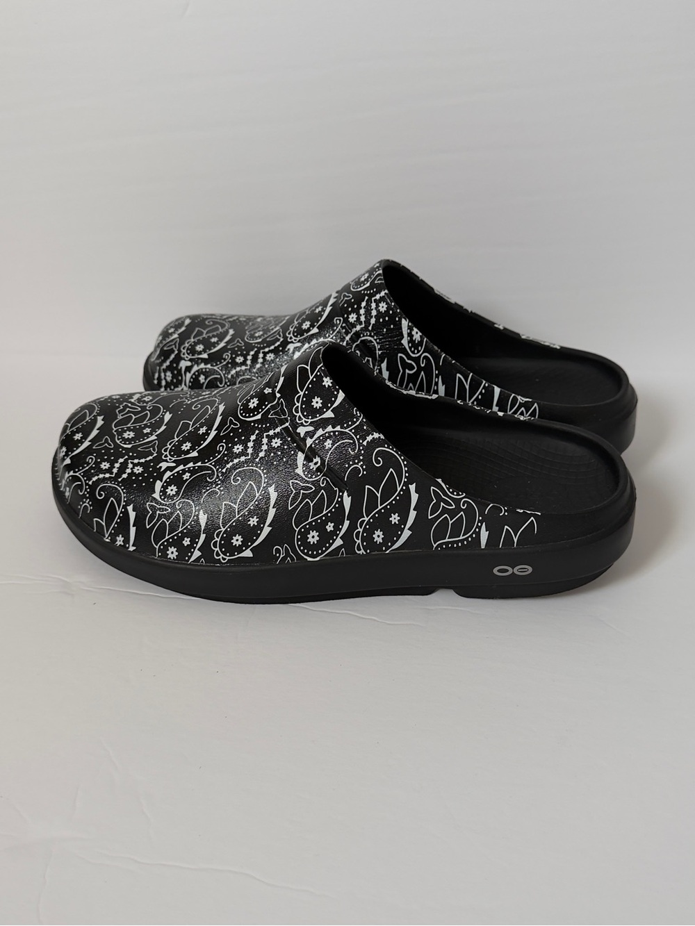 OOFOS OOcloog Black White Paisley Recovery Clogs Unisex M10/W12 EU 43